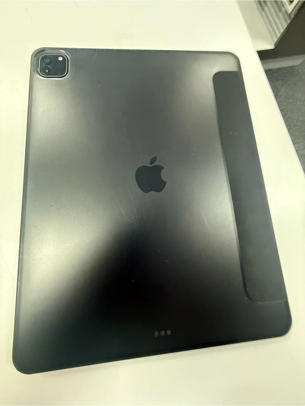 Apple Black Tablet with Dark Gray Display Bezel